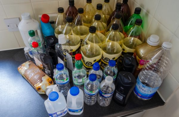 Non sporcare la cucina con bottiglie di plastica vuote