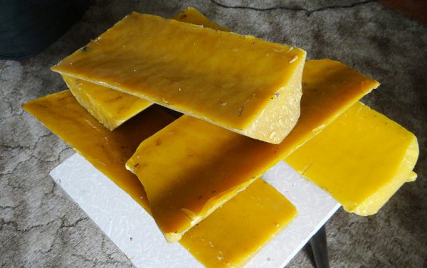 Beeswax for the preparation of a natural protective composition