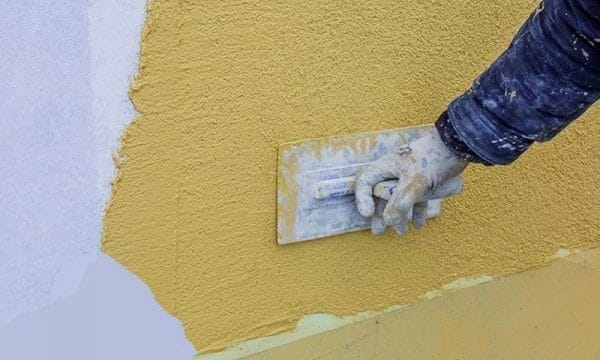 Application of silicone decorative plaster on the wall