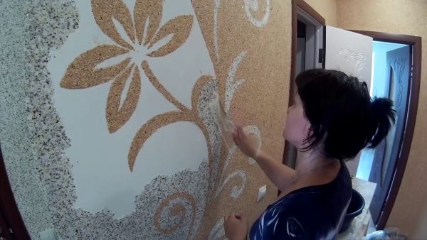 Izveidojiet sienas gleznojumus, izmantojot šķidras tapetes