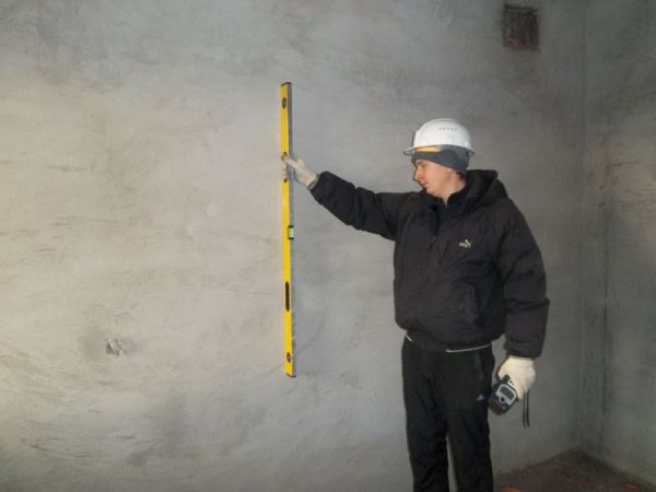 Quality control of plastering - checking the evenness of the walls