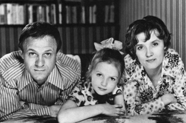 Julia com os pais Vladimir Menshov e Vera Alentova