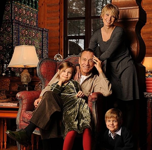 אנדריי קונכלובסקי עם אשתו וילדיו בביתו