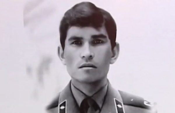 Μπάρι Αλιμπάσοφ ενώ υπηρετεί στον στρατό