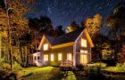 Hermosa casa de campo en la noche