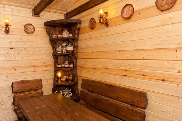 Antikni drveni namještaj za kupaonicu