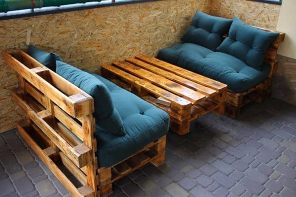 Dīvāns un galds izgatavots no paliktņiem