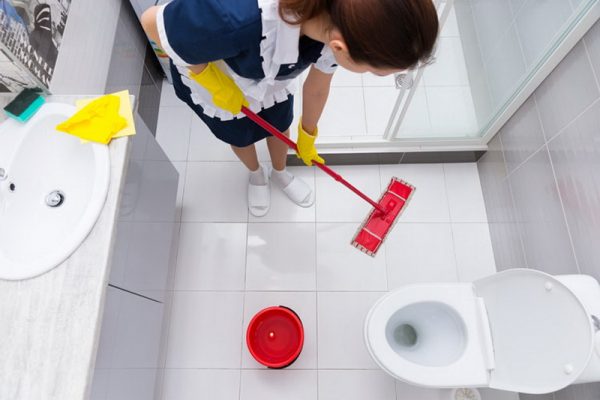 Eine einfache Reinigung ist wichtig für den Badezimmerboden.