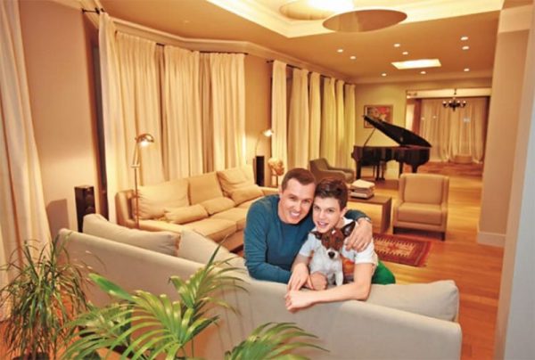 Igor Vernik bersama anaknya Grisha di apartmen metropolitannya