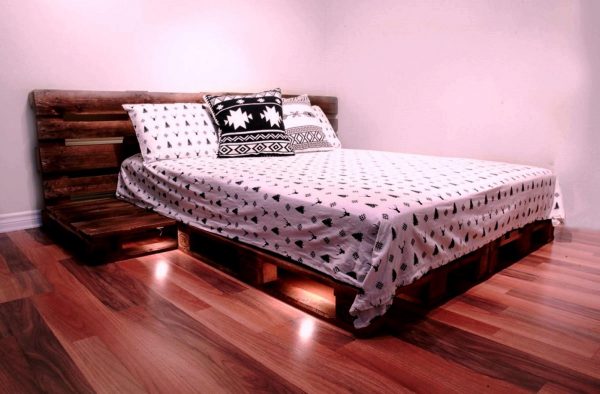 Double bed of pallets with headboard