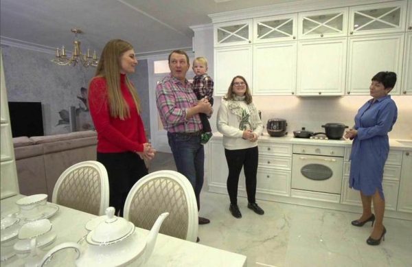 Upea lumivalkoinen keittiö Basharovin huoneistossa