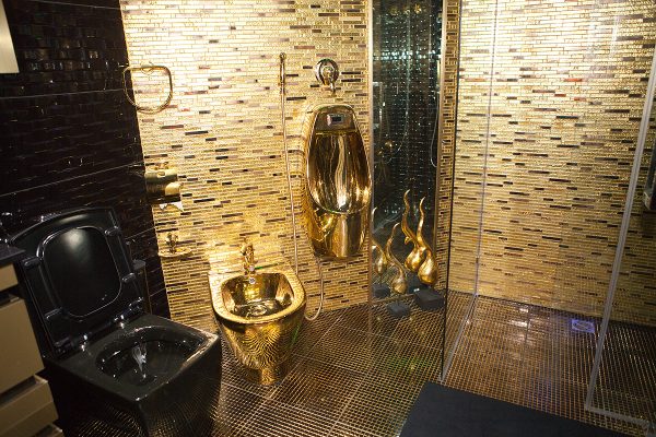 Extravagant bathroom in Alibasov’s apartment