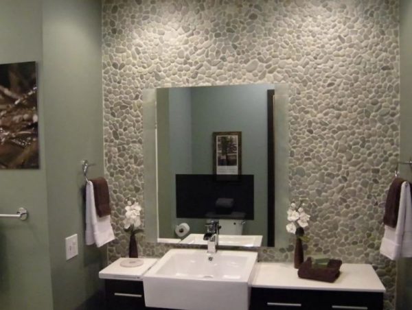 קיר אבן חלוקי נחל בחדר האמבטיה
