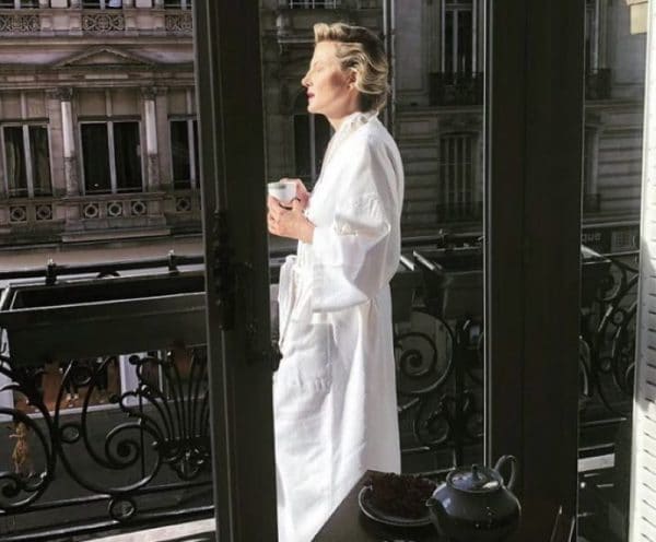 Renata Litvinova auf dem Balkon ihrer Wohnung in Frankreich