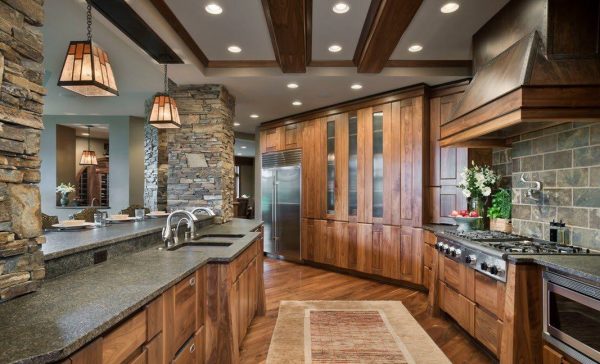 L'uso del legno e della pietra naturale nel design della cucina in stile moderno