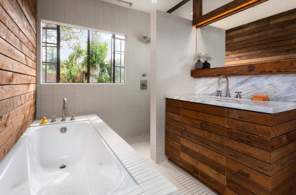 The use of natural wood in the design of the bathroom