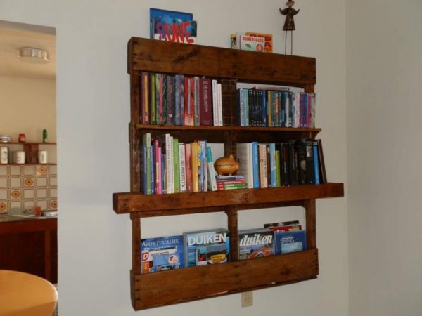 Bookshelf made of pallets