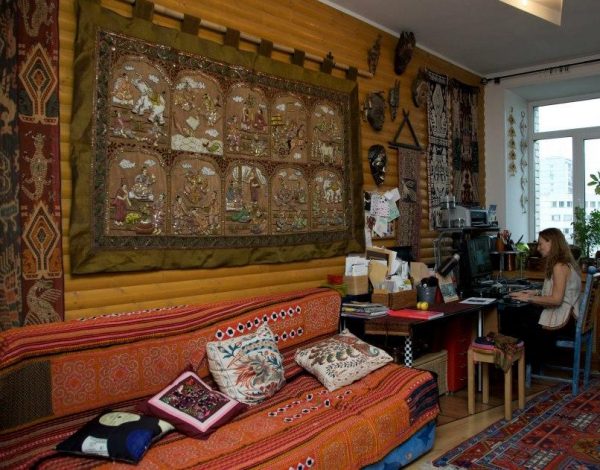 Apartmen ini mempunyai banyak buatan tangan Tibet karpet