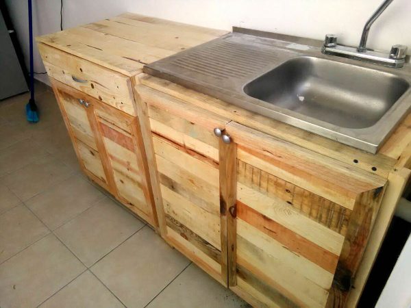 Køkkenvask lavet af paller