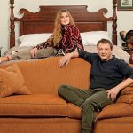 Marat Basharov met zijn vrouw in zijn appartement