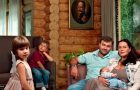 Mikhail Porechenkov con su familia en su casa