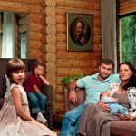 Mikhail Porechenkov con su familia en su casa