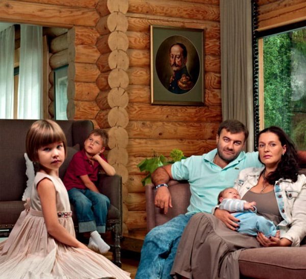 Mikhail Porechenkov mit seiner Familie in seinem Haus