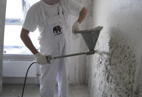 Plastering with a hopper bucket