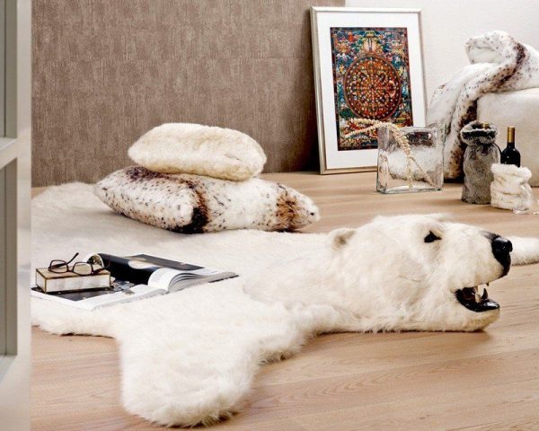 Pelle di orso polare sul tappeto