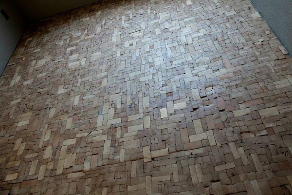 רצפה משאריות אבני עץ