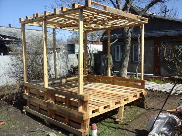 Construction of a gazebo from a pallet