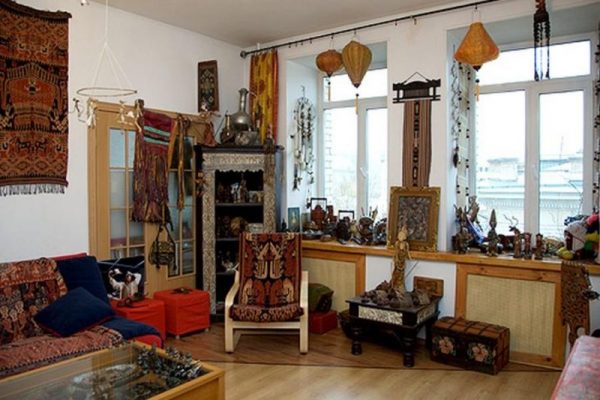 The apartment has many different souvenirs and accessories
