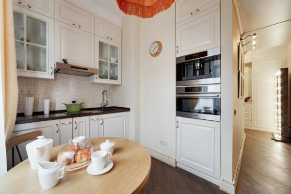 Klassisk kjøkkeninnredning i en Moskva-presentatørs leilighet