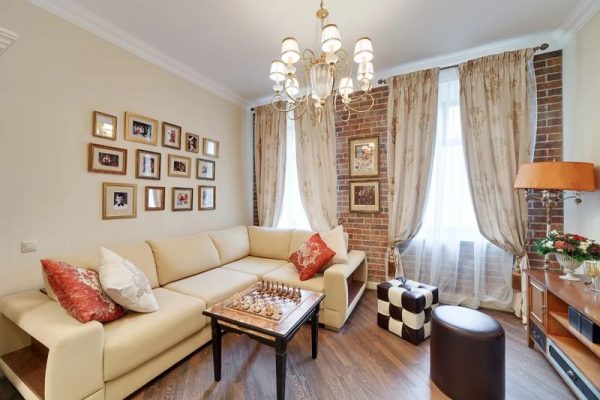 Dzīvojamās istabas dizains TV raidītāja Maskavas dzīvoklī