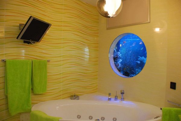 Aquarium in der Wand im Badezimmer