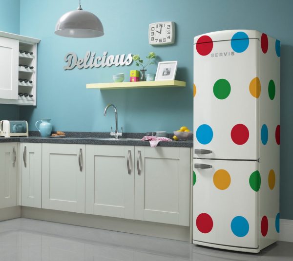 Färgat kylskåp i köket