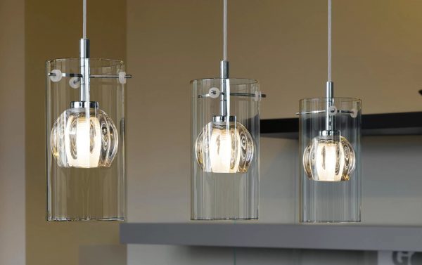 Per illuminare un appartamento, è meglio usare lampade con sfumature bianche o trasparenti