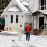 ليف ليشينكو مع زوجته إيرينا في ساحة منزله الريفي