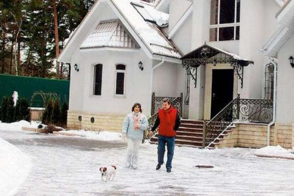 Lev Leshchenko met zijn vrouw Irina op het erf van zijn landhuis