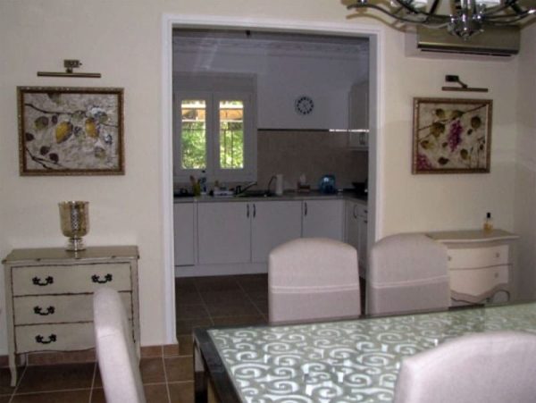 Kücheneinrichtung in der Wohnung von Vetlitskaya in Spanien