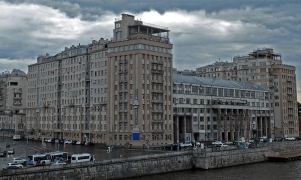 Domogarov memiliki sebuah apartmen di Rumah yang terkenal di tepi air