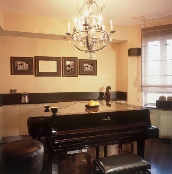 Timati dzīvoklī melnas klavieres