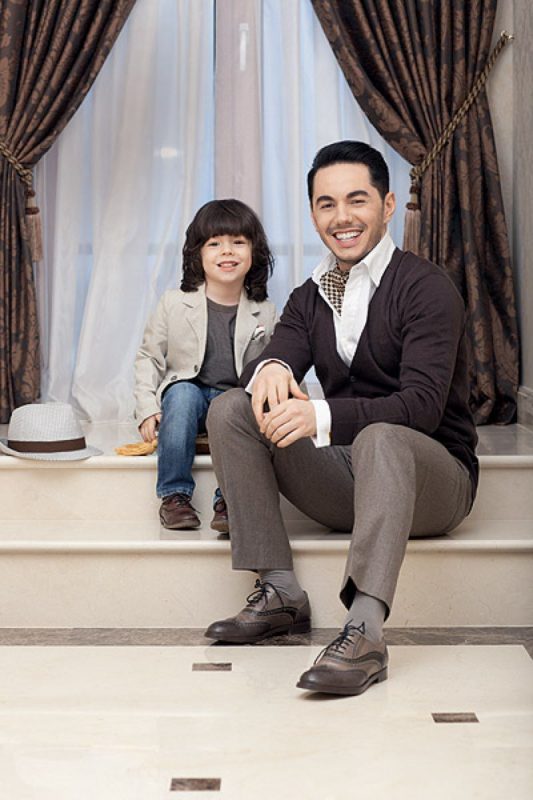 Timur Rodriguez mit einem kleinen Sohn