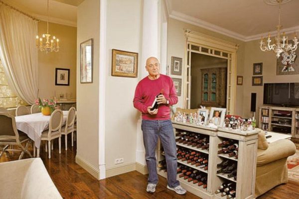 Posner apartman belső, bor gyűjtemény