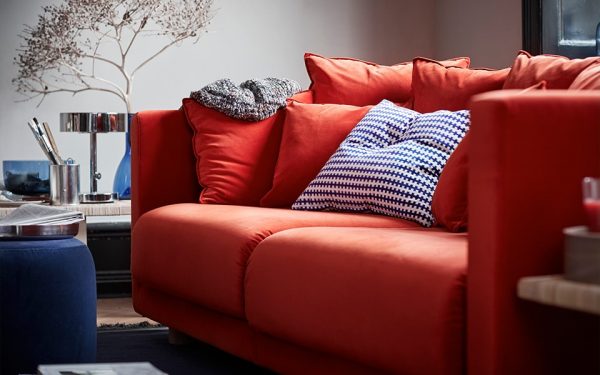 Skrymmande möbler ser löjliga ut i en trång lägenhet
