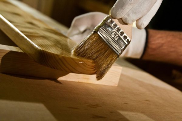 تطبيق الورنيش على المنتجات الخشبية