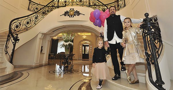 La mansió de Stas Mikhailov impressiona pel seu luxe inadequat