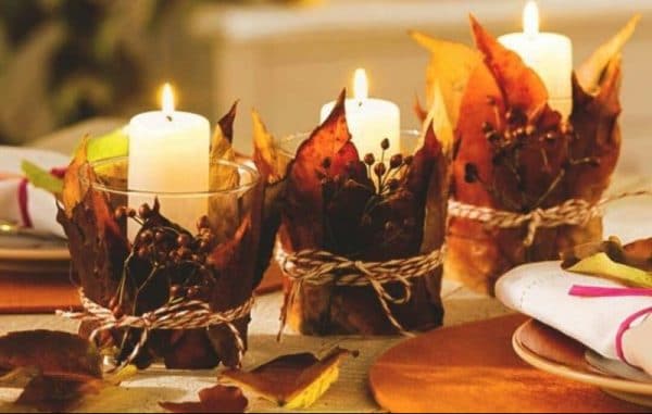 Kerzen mit Herbstlaub in der Innenausstattung