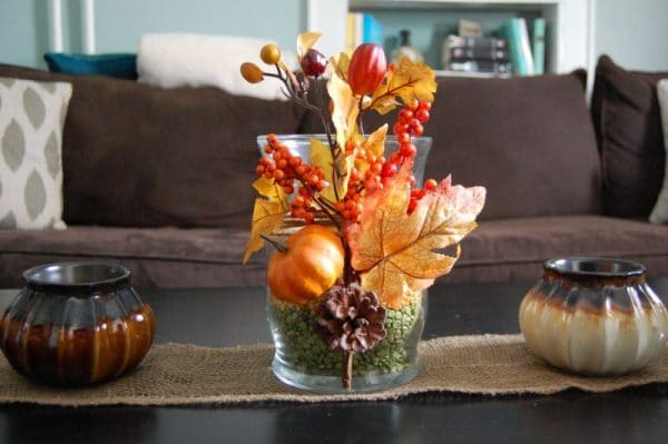 Díszítő váza őszi levelekkel
