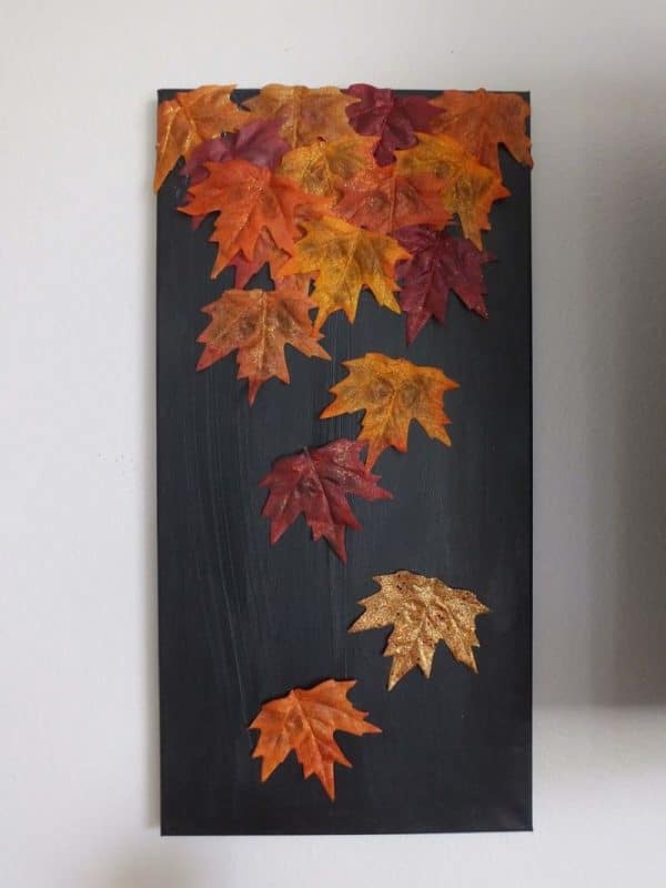 Tafel mit Herbstlaub